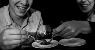 عشان يحسوا بيهم.. مطعم مصرى يقدم وجباته بقاعة مظلمة و90% من العمال مكفوفين