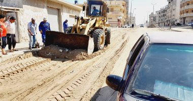 تواصل أعمال رصف شوارع وتطوير عشوائيات وفتح مسارات مغلقة داخل مدينة العريش