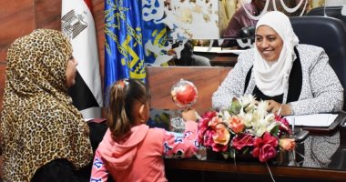 نائبة محافظ أسوان تستمتع إلى شكاوى ومتطلبات المواطنين خلال اللقاء الأسبوعى
