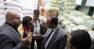 ضبط عدد من المخازن المحتكرة للسلع التموينية خلال حملات مكبرة فى المنيا.. صور