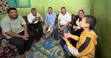 محافظ بنى سويف يطمئن على استمرار المتابعة والرعاية الطبية لمواطن التقاه فى إحدى جولاته