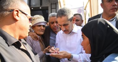 محافظ الغربية يستمع لمطالب أهالى المحلة ويوجه بسرعة حلها
