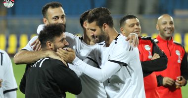 "وصلة هزار" بين لاعبى المنتخب فى التدريبات الجماعية على استاد القاهرة.. صور