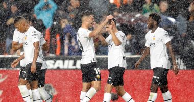 فالنسيا يضرب ريال بيتيس بثلاثية ويحسن مركزه فى ترتيب الدوري الإسباني