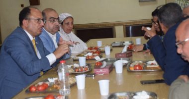 رئيس جامعة حلوان يتفقد المطعم المركزى اليوم ويحرص على تناول الطعام وسط الطلاب