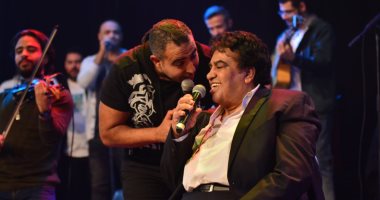 محمد عدوية ووالده يتألقان بحفل غنائى فى ساقية الصاوى.. صور