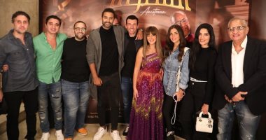 كريم فهمى يشيد بفريق عمل مسرحية أنستونا
