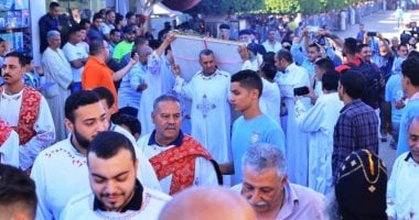 دير مارجرجس بجبل الرزيقات ينطلق فى الاحتفالات السنوية بالصلوات والتسابيح والقداسات.. تنظيم أول زفة تحمل أيقونة كبيرة للشهيد العظيم مارجرجس.. وأحد مشرفى الاحتفالات: مولد مارجرجس علامة شراكة ووحدة للمصريين.. صور