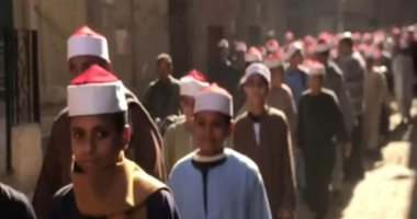 بالزى الأزهرى.. طلاب يقدمون واجب العزاء فى شيخ معهدهم بقنا