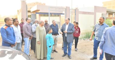 محافظ أسيوط يتفقد أعمال تنفيذ محطة رفع صرف صحى مساكن كوم أبو شيل.. صور
