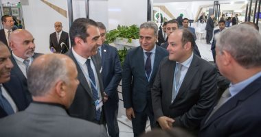 وزير التجارة والصناعة يتفقد جناح المنطقة الاقتصادية ويلتقى بالمستثمرين