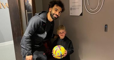 ابن ستيفن جيرارد يلتقط صورة مع محمد صلاح بعد فوز ليفربول على ساوثهامبتون