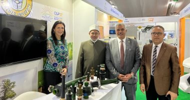 مديرة "الفولبرايت" تتفقد جناح جامعة الأزهر بقمة المناخ وتشيد بجهودها لخدمة المجتمع