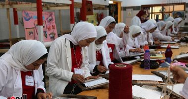 المكن طلع قماش.. حكاية أول مدرسة نسيجية بفوه فى كفر الشيخ.. المدرسة تبنى قدرات الطالبات على العمل الحرفى والمهنى والحاسب الآلى والبرمجيات.. وتضم 15 فصلا ومقامة على مساحة 3200 متر بتكلفة 11.6 مليون جنيه