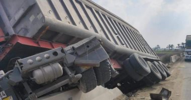 اصطدام سيارة نقل بالحاجز الخرسانى بطريق رافد جمصة بالدقهلية وإصابة السائق