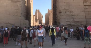 سياح العالم يتوافدون على زيارة معالم الأقصر للاستمتاع بدفء الموسم الشتوى.. صور