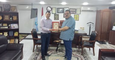 رئيس مدينة سفاجا يكرم أستاذ علم فيزياء في إطار مشاركته بقمة المناخ Cop 27