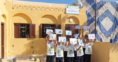 طلاب مدرسة بأسوان يرفعون لافتات "اتحضر للأخضر" لمواجهة مخاطر "التغيرات المناخية"