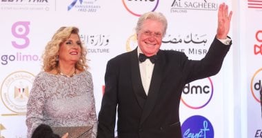 حسين فهمى وزوجته وبوسى شلبى أول الحاضرين على السجادة الحمراء بمهرجان القاهرة السينمائى