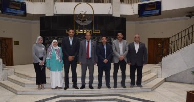 رئيس جامعة حلوان يجتمع مع المسؤولين عن ملف الطلاب الوافدين