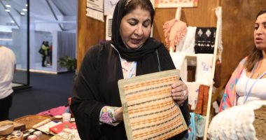 أمينة الاتحاد النسائى بالإمارات تشيد بمنتجات المرأة المصرية.. صور