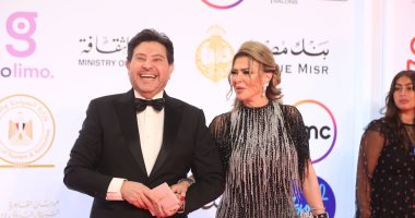 بالأحضان والقبلات.. حسين فهمى يستقبل هانى شاكر بافتتاح مهرجان القاهرة