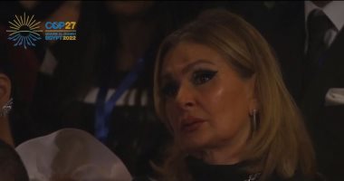 يسرا تبكى أثناء توجيه مهرجان القاهرة التحية لروح الراحل هشام سليم بحفل الافتتاح