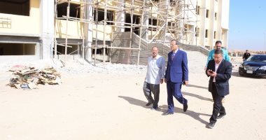 رئيس جامعة سوهاج يتفقد مبانى كليات الصيدلة والحقوق وطب الأسنان.. صور