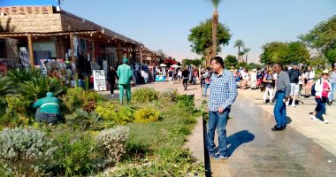 رئيس مدينة الأقصر يتابع حالة النظافة والتجميل بساحة معابد الكرنك.. صور