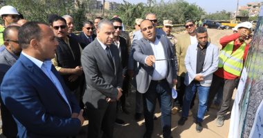 محافظ سوهاج يتفقد أعمال إنشاء كوبرى المراغة بتكلفة 200 مليون جنيه.. صور