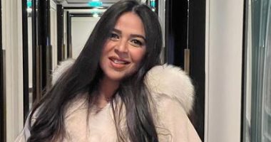 إيمى سمير غانم ترد على شائعات حملها بصورة من الطفولة