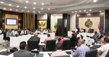 محافظ أسوان: تطوير موقف كركر الدولى البرى لتسهيل السفر للسودان