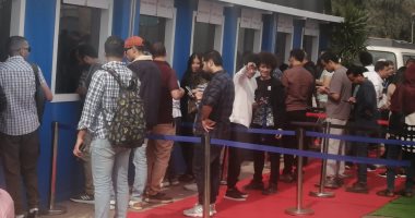 توافد مكثف من الجمهور لحجز تذاكر أفلام وندوات مهرجان القاهرة السينمائي