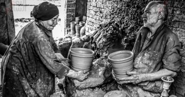 بالأبيض والأسود.. صناعة الفخار تراث مصرى أصيل توارثته الأجيال