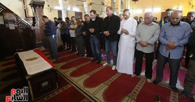 انتهاء صلاة الجنازة على الموسيقار محمد سلطان ودفن جثمانه بمقابر المجاورين
