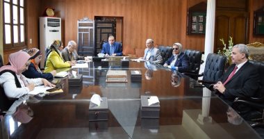 رئيس جامعة بنى سويف يبحث بدء الدراسة بالبرامج الجديدة بمركز التعيم المدمج
