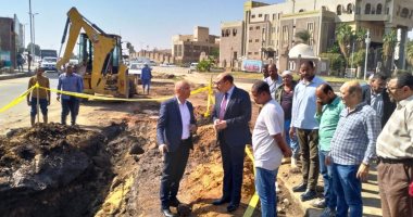 محافظ أسوان يطمئن على ضخ مياه الشرب عقب إصلاح كسر "ملاهى بكار"