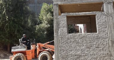 حياة كريمة بالأقصر.. استمرار العمل فى إنشاء لوحة توزيع الكهرباء فى إسنا.. صور