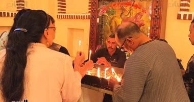 ترانيم وشمع.. زيارات مبهجة لـ دير مارجرجس بالرزيقات بآخر ليالى الاحتفالات..صور وفيديو
