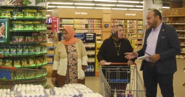 إقبال من الأهالى على شراء السلع المخفضة ضمن مبادرة "فى حب الإسكندرية"