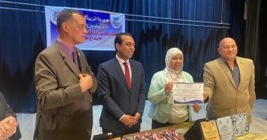 نائب محافظ قنا يكرم الفائزين بمسابقة "الإبداع طموح" بحضور أولياء الأمور.. صور