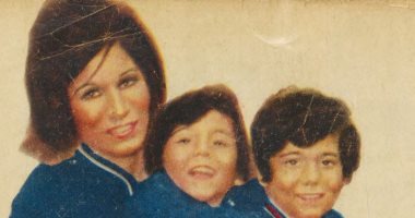 الموسيقار محمد سلطان الأب وفايزة أحمد الأم وسط أولادهما.. صورة