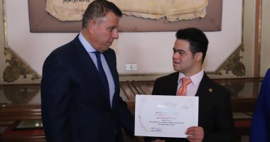 رئيس جامعة عين شمس يكرم الطالب محمد الحسينى عابر المانش من ذوى الهمم