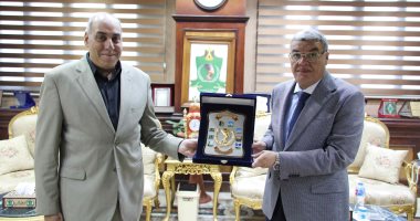 محافظ المنيا يكرم وكيل وزارة القوى العاملة لبلوغه سن المعاش 