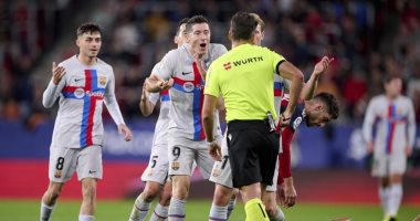 إيقاف ليفاندوفسكى مهاجم برشلونة  3 مباريات فى الدورى الإسبانى