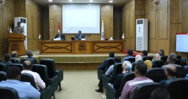 نائب محافظ قنا يلتقى أصحاب عصارات العسل الأسود لبحث إجراءات الترخيص ومراحل التطوير 