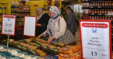 لليوم الثانى على التوالى.. مبادرة "فى حب الإسكندرية" تشهد إقبالا على السلع المخفضة