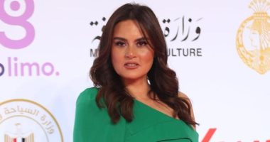 إلهام شاهين وكندة علوش ورشا مهدى وأحمد مالك يحضرون فيلم "السباحتان" 