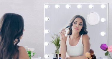 كيفية اختيار المرآة المناسبة لوضع المكياج.. أبرزها المكبرة