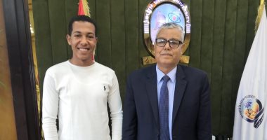 رئيس جامعة جنوب الوادى يكرم الطالب الأول على الجمهورية فى الخط العربى
